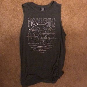 sleeveless tee-shirt
